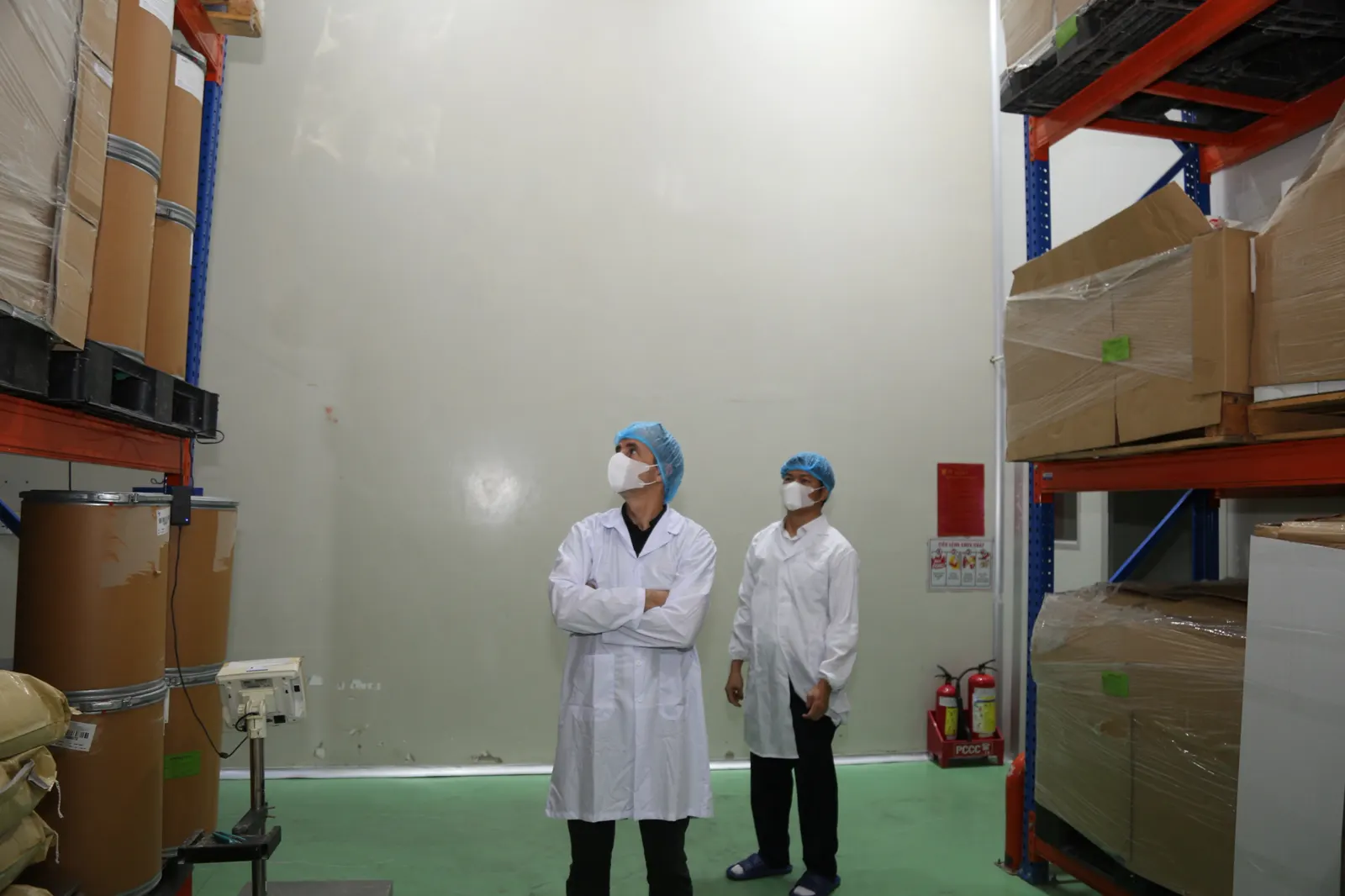 Nguyên liệu lưu trên kệ pallet, có cân kiểm tra khối lượng
