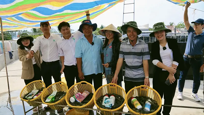 Đội Thần Vương và bà con nhận sản phẩm ngay tại ao nuôi