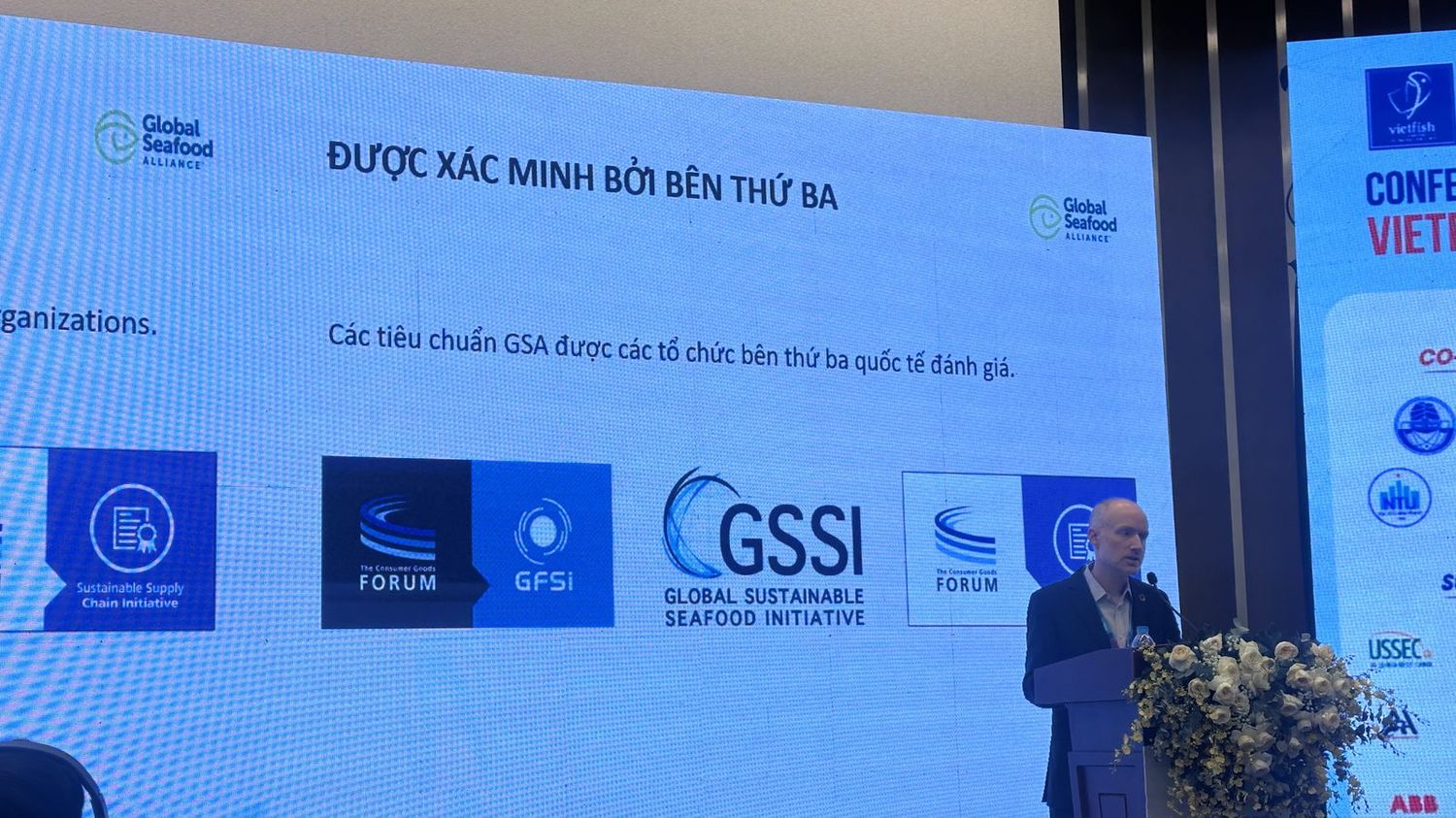 CEO Mike Kocsis với slide Được xác minh bởi bên thứ ba